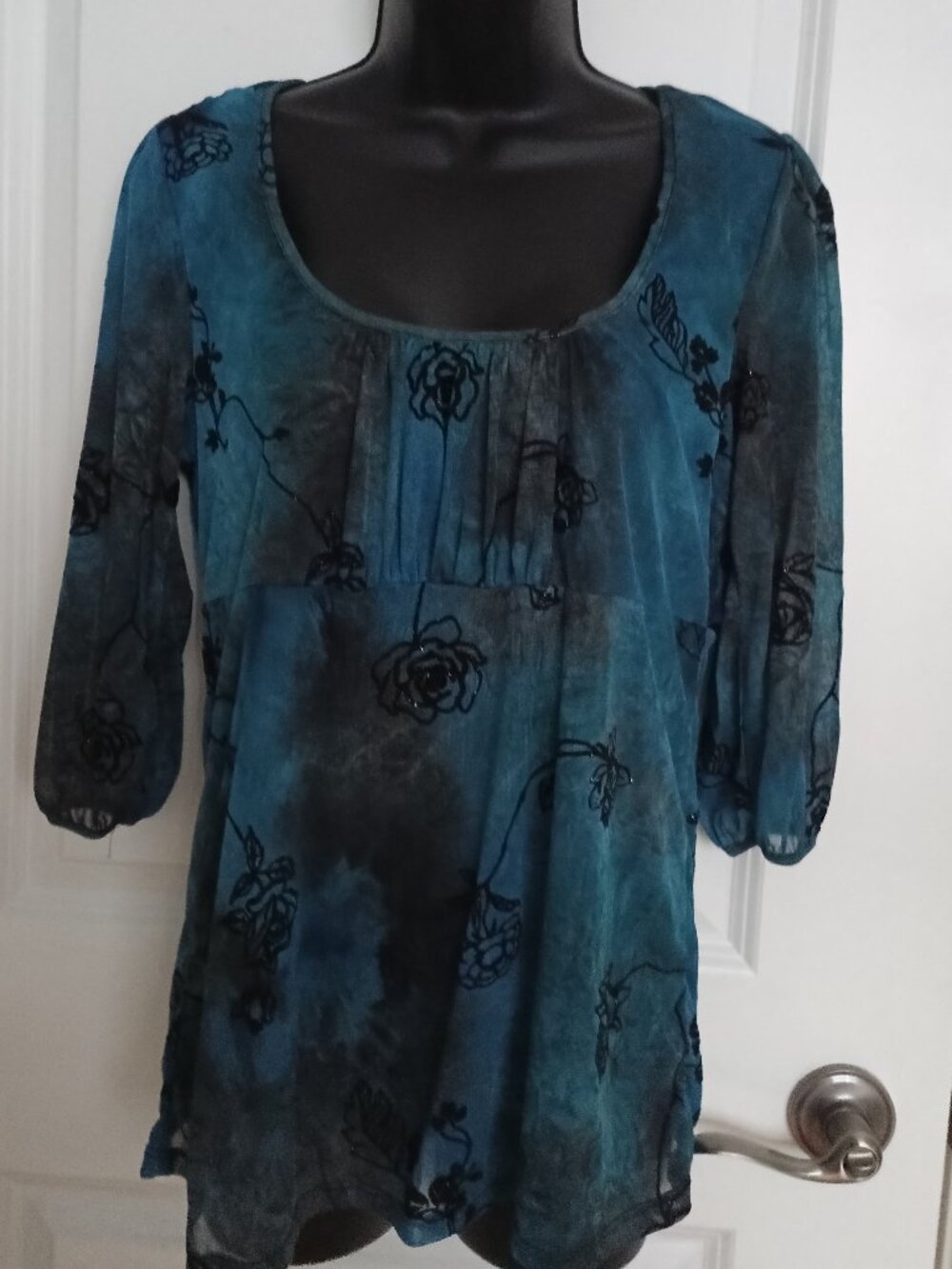 Reitmans Women’s Size Medium Scoop Neck Sparkly Top